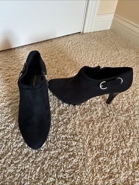 Bandolino Cliffton Black Suede Ankle Booties with Buckle Detail NEW Sz 9